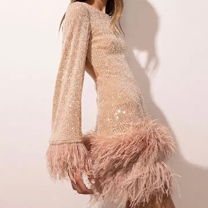 Glamouröses Kleid mit Pailletten und Federsaum
