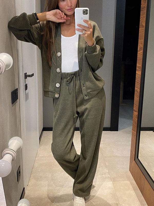 Zweiteiliges Set mit knöpfter Strickjacke und Hose